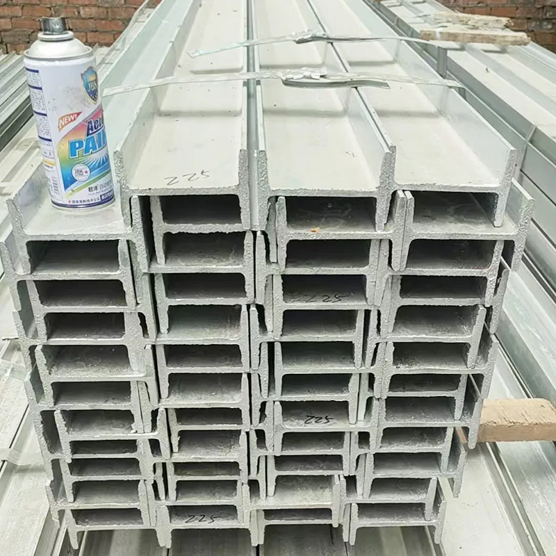 Cerca de vigas I de galvanizadas cuidadosamente arregladas